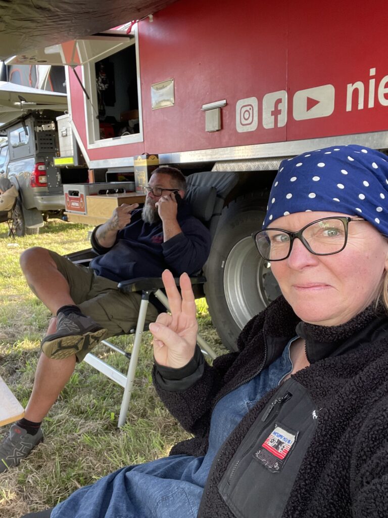 Anja und Lars auf der Adventure Northside vor dem Benz