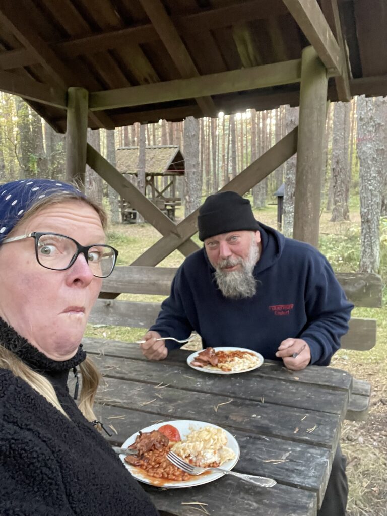 Anja und Lars in Estland auf einem RMK Campingplatz beim Essen
