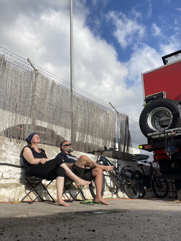 Anja und Lars von Niekerkensreise in Jerez de la Frontera auf einem hässlichen Wohnmobilstellplatz