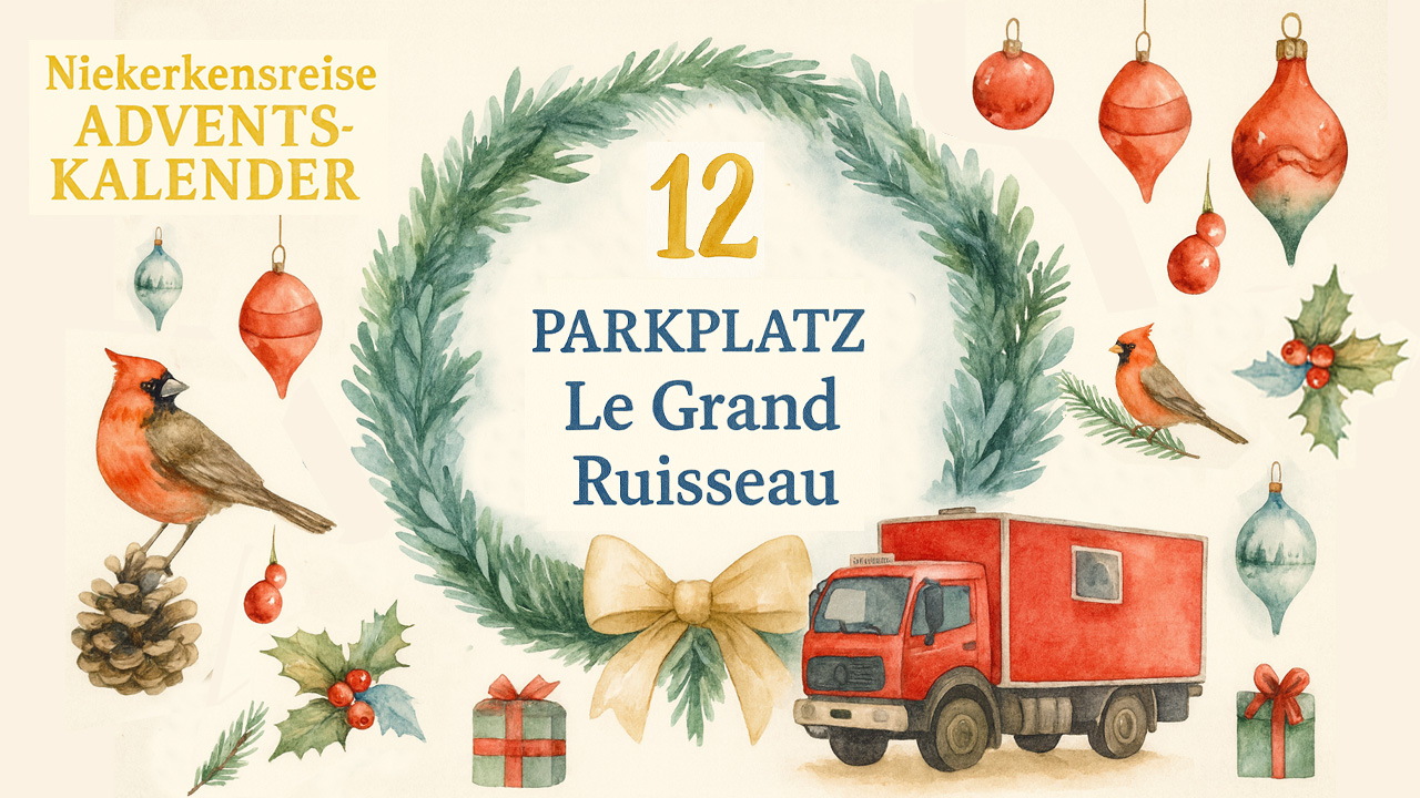 Wohnmobil-Adventskalender12 Weihnachtliches Aquarellmotiv des Niekerkensreise-Adventskalenders mit Kranz und der Zahl 12, dem Schriftzug ‚Parkplatz Le Grand Ruisseau‘, roten Kardinalvögeln, Weihnachtsschmuck, Geschenken und einem roten Wohnmobil.
