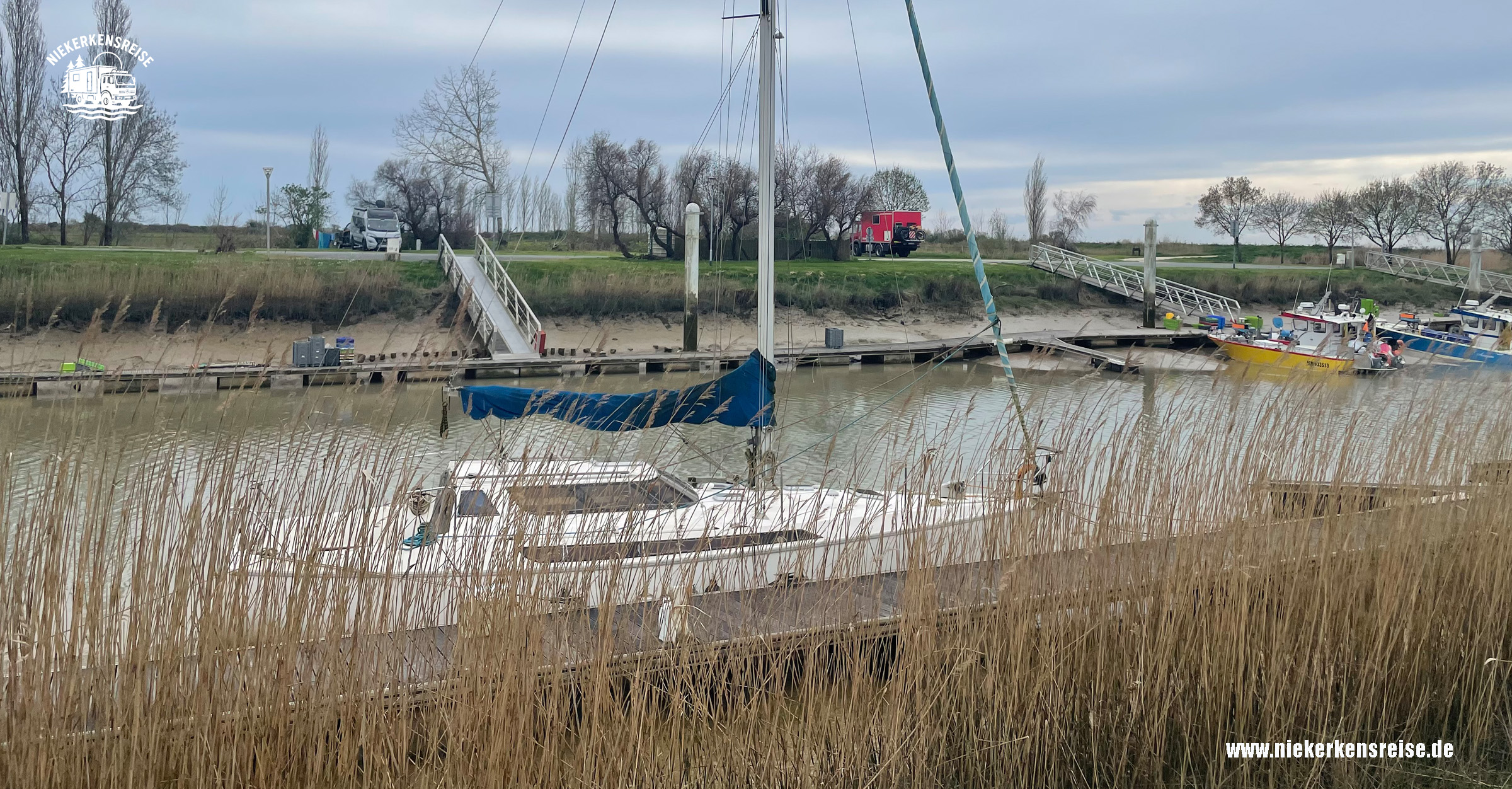Wohnmobilstellplatz am Hafen von Mortagne-sur-Gironde mit Blick auf Boote und Wasser, Reise mit niekerkensreise