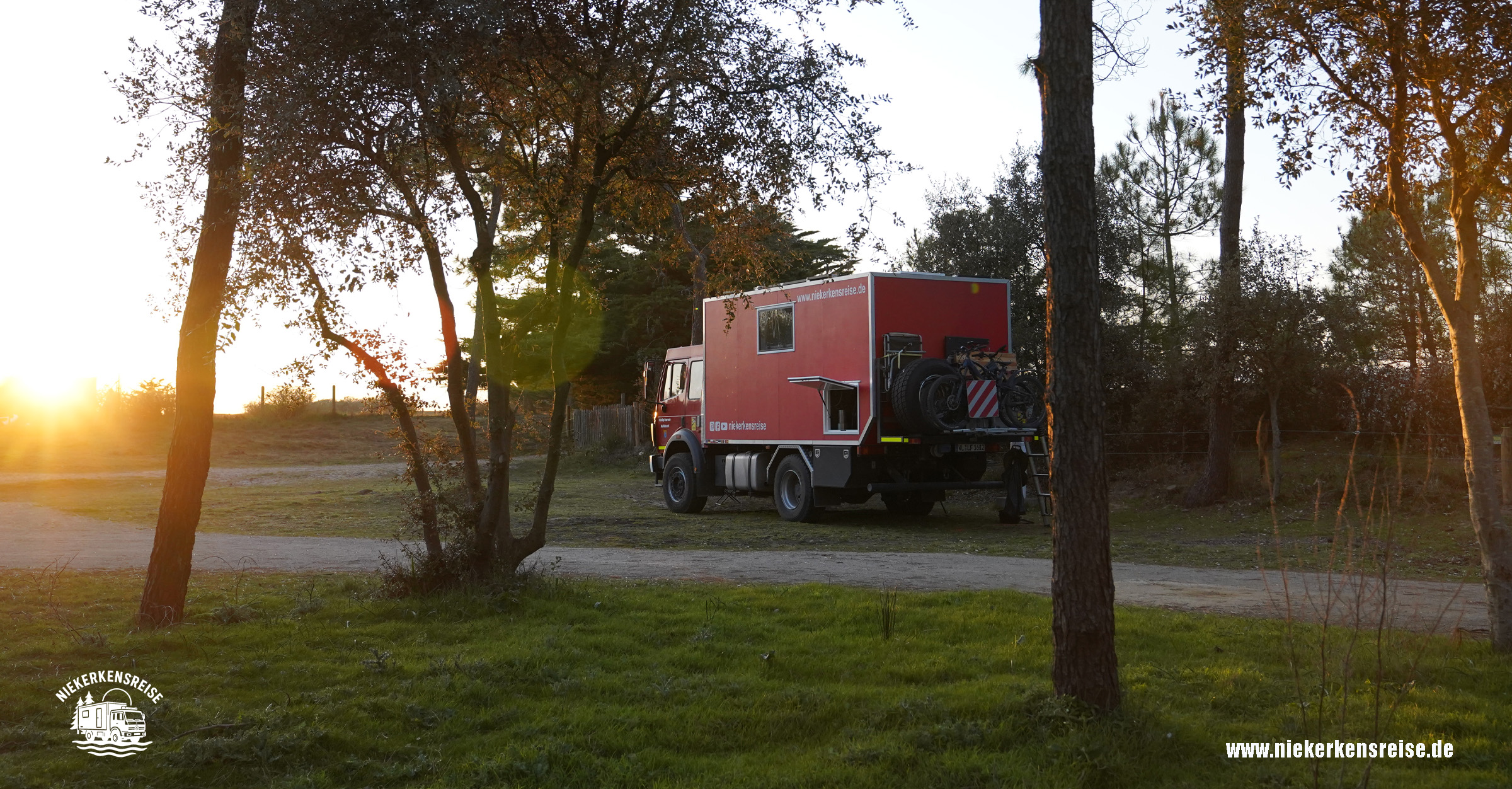 Ruhiger Wohnmobilstellplatz in La Barree sur Mer bei Sonnenuntergang mit Expeditionsmobil von niekerkensreise