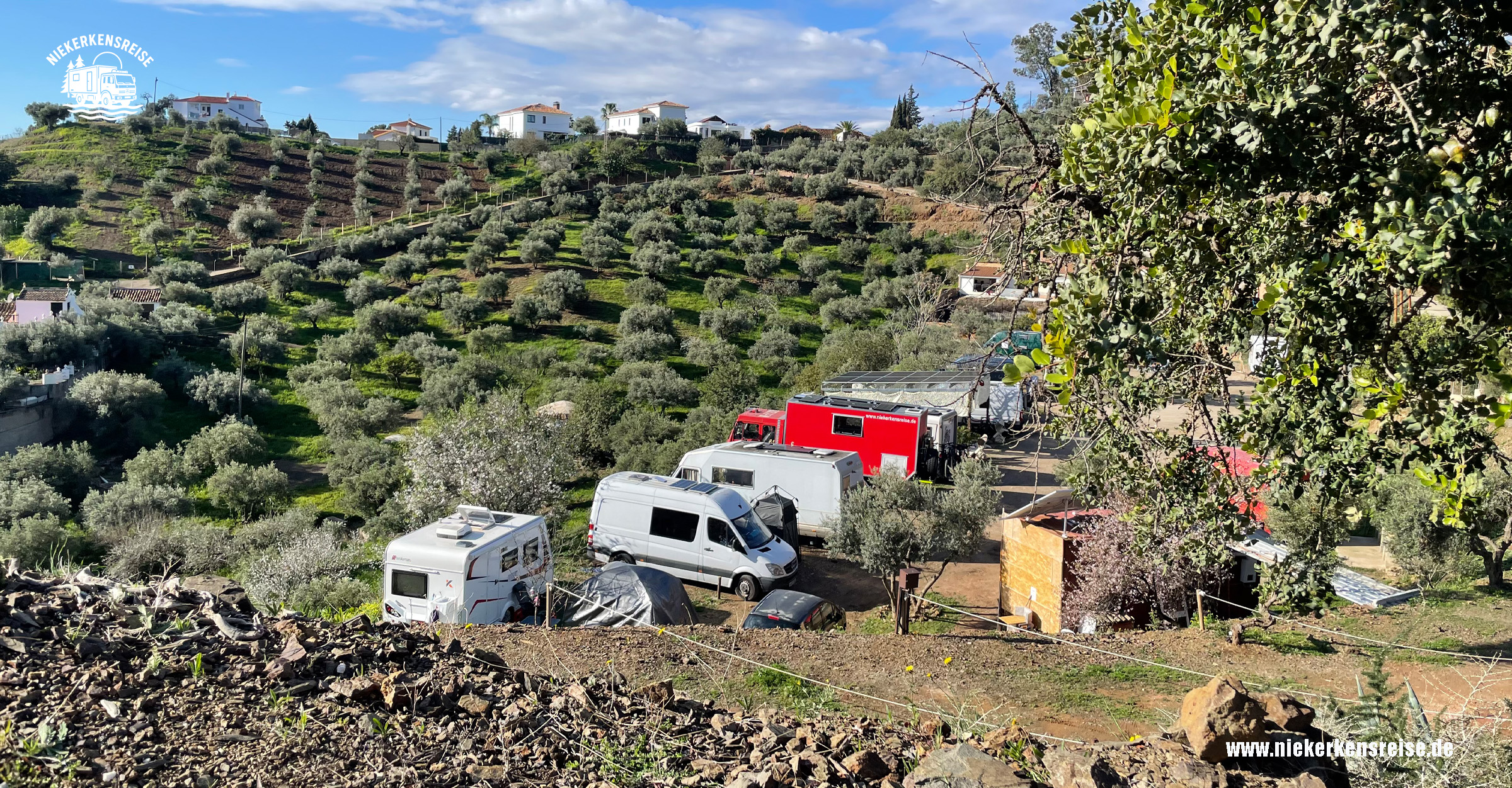 Campingplatz bei Málaga mit Wohnmobilen in Olivenhainen an einem Hang
