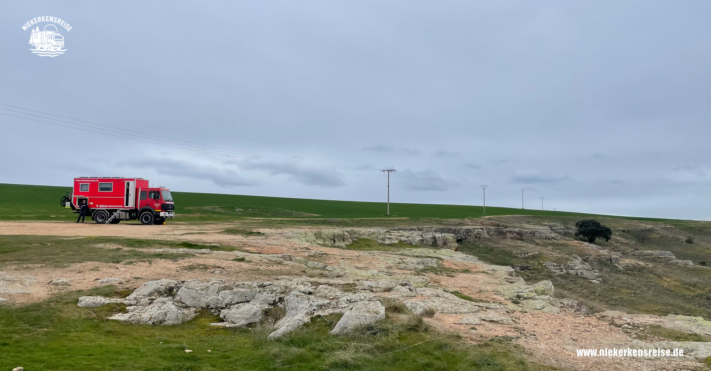 Freistehplatz nahe Salamanca in Spanien mit rotem Expeditionsmobil von niekerkensreise in weiter Landschaft