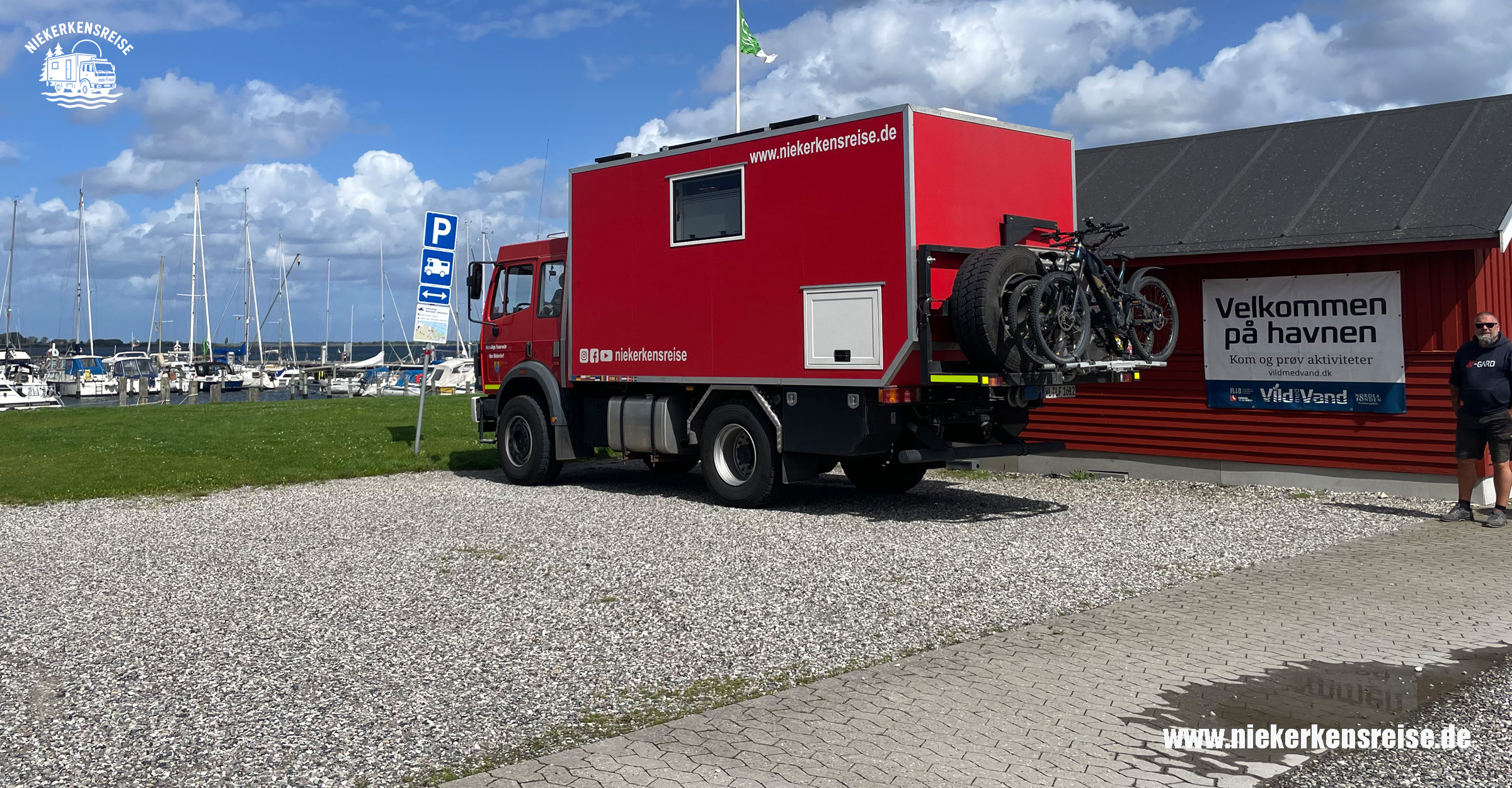 Selbstausgebauter Feuerwehr-LKW Mercedes Benz 1224 von niekerkensreise auf einem Wohnmobilstellplatz am Hafen in Dänemark