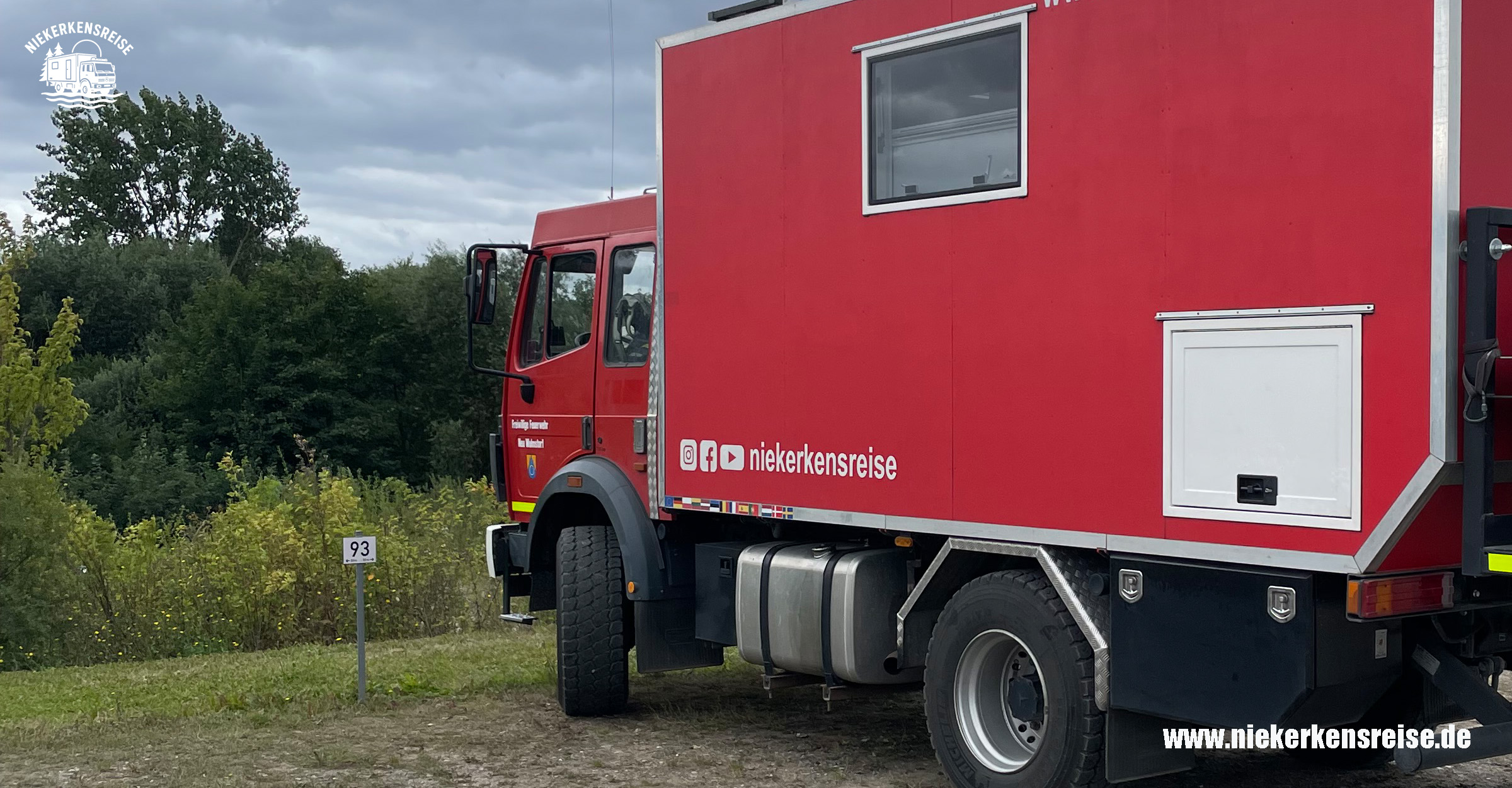 Stellplatz-Wismar Rotes Expeditionsmobil von niekerkensreise auf einem ruhigen Stellplatz in Wismar, umgeben von Natur