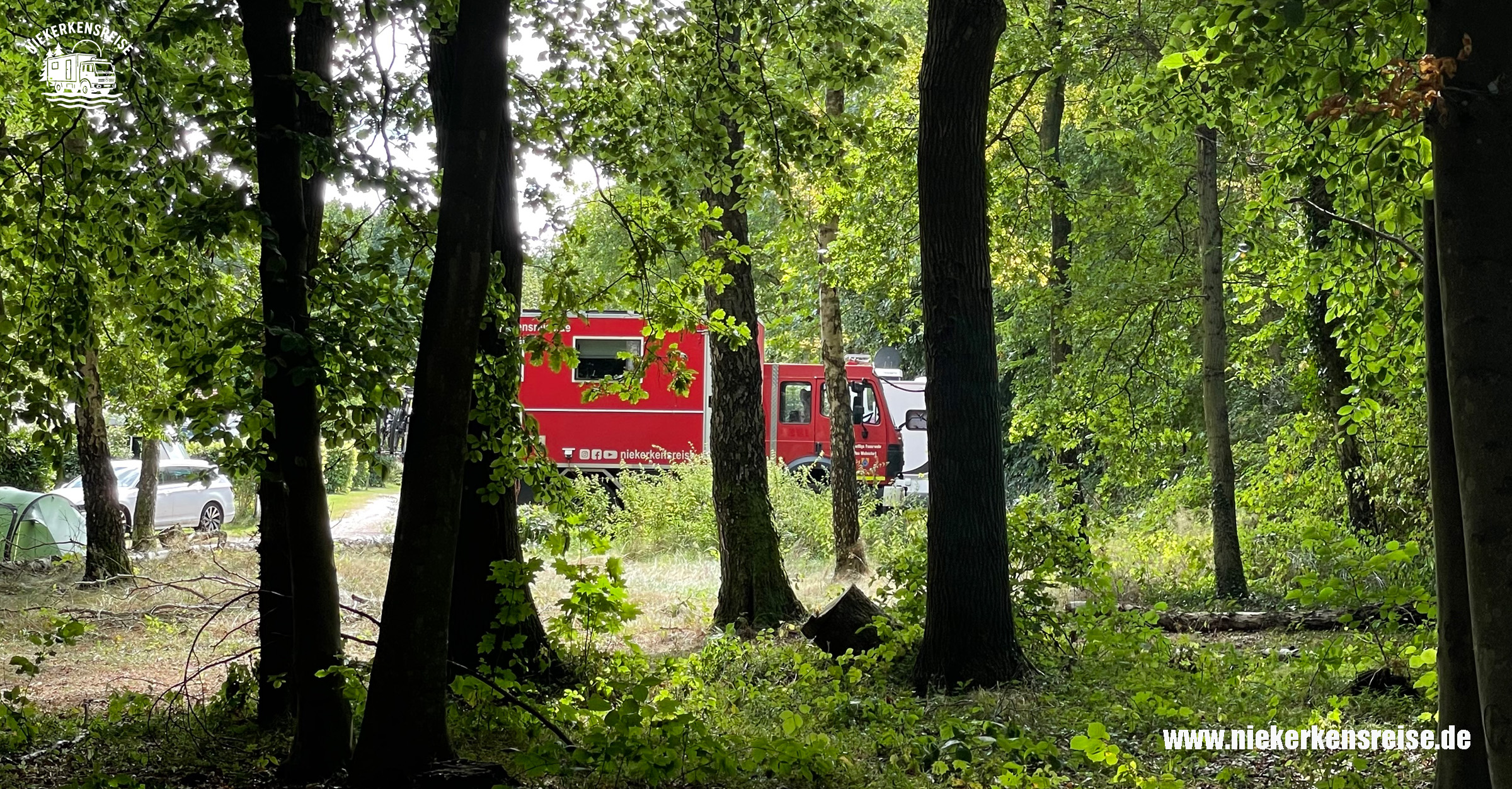 Selbstausgebauter Feuerwehr-LKW Mercedes Benz 1224 von niekerkensreise auf einem ruhigen Stellplatz im Wald auf Rügen