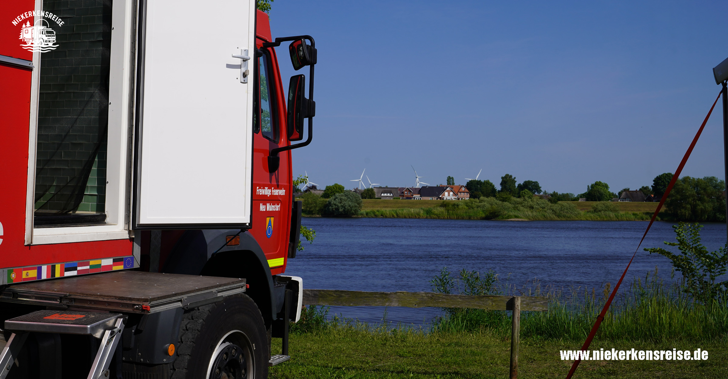 Expeditionsmobil von niekerkensreise am Wohnmobilstellplatz Stover Strand mit Blick auf die Elbe in Niedersachsen