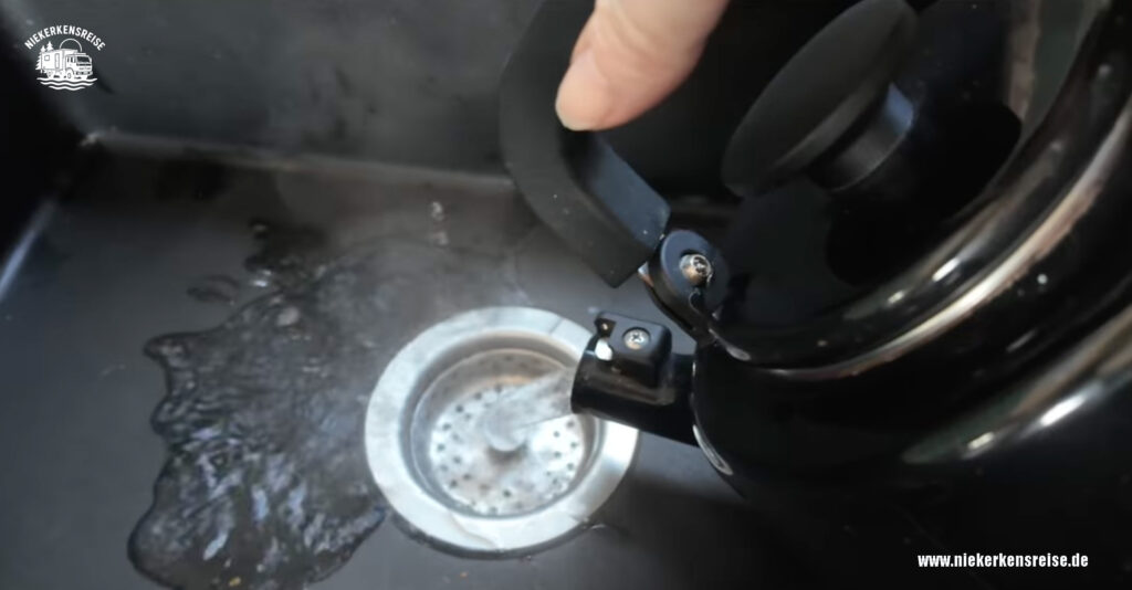 Abfluss im Camper mit heißem Wasser durchspülen, um Verstopfungen im Wohnmobil zu vermeiden