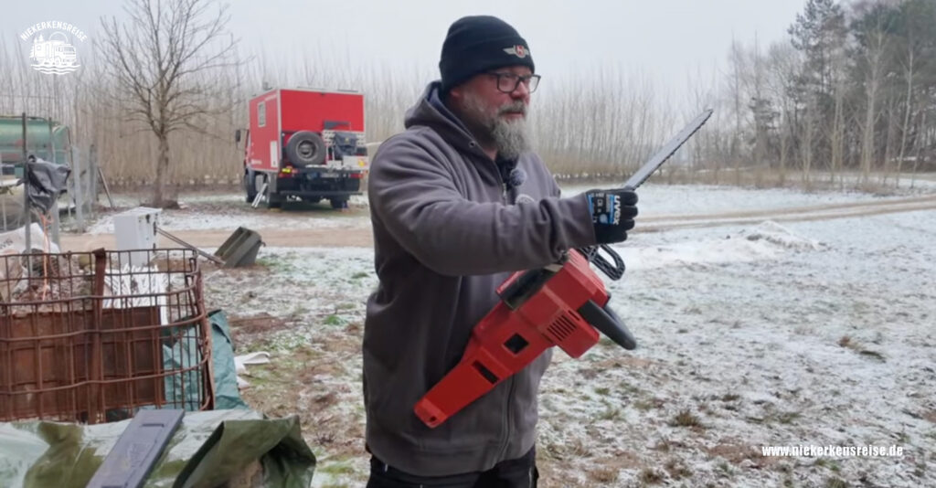 Kleine Akku-Kettensäge im Camper für Brennholz und Arbeiten unterwegs