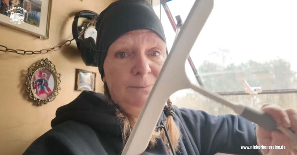 Fenster im Camper täglich mit Fensterabzieher abziehen, um Kondenswasser und Schimmel zu vermeiden