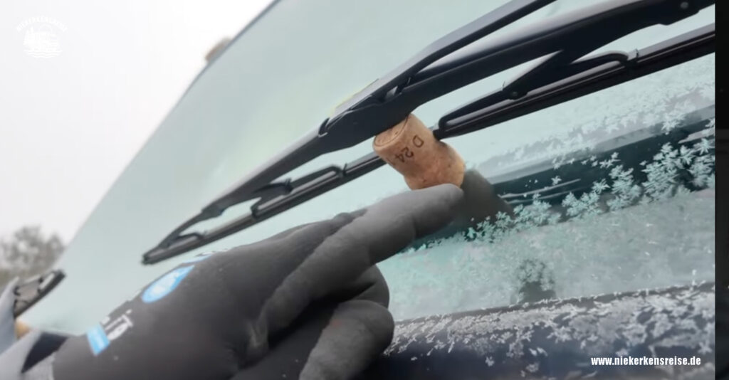 Sektkorken als Abstandshalter für Scheibenwischer im Camper gegen Festfrieren