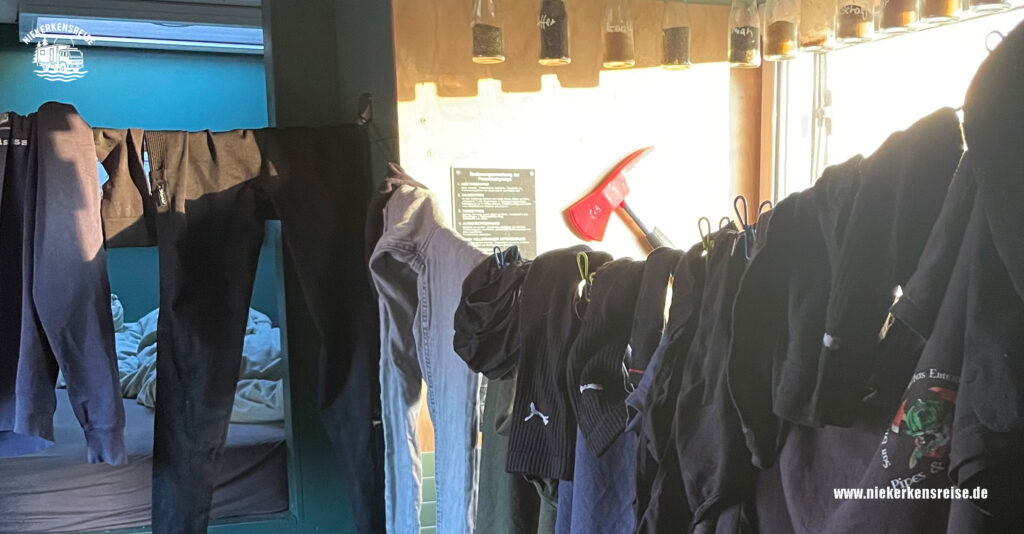 Flexible Wäscheleine im Camper zum Trocknen von Kleidung im Wohnmobil