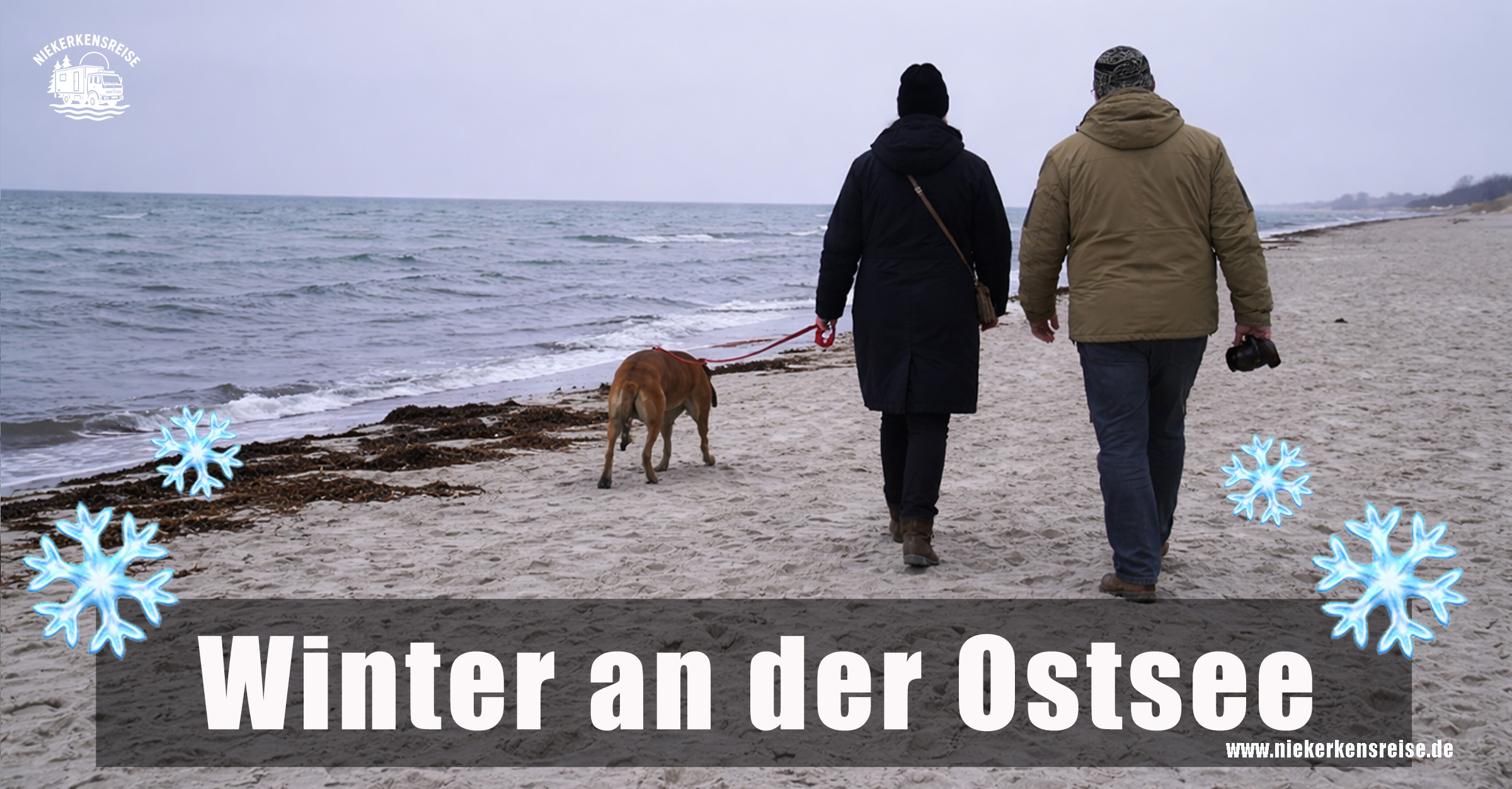 Anja und Lars spazieren im Winter mit ihrem Hund am menschenleeren Strand an der Ostsee entlang.