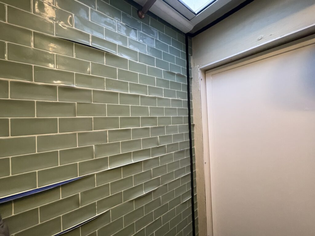 Ausbaufehler: Klebefliesen die sich ablösen im DIY Wohnmobil