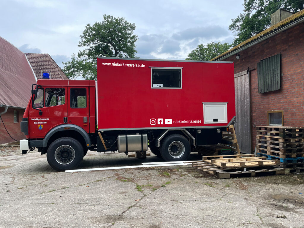 Feuerwehr LKW zum DIY Wohnmobil umgebaut