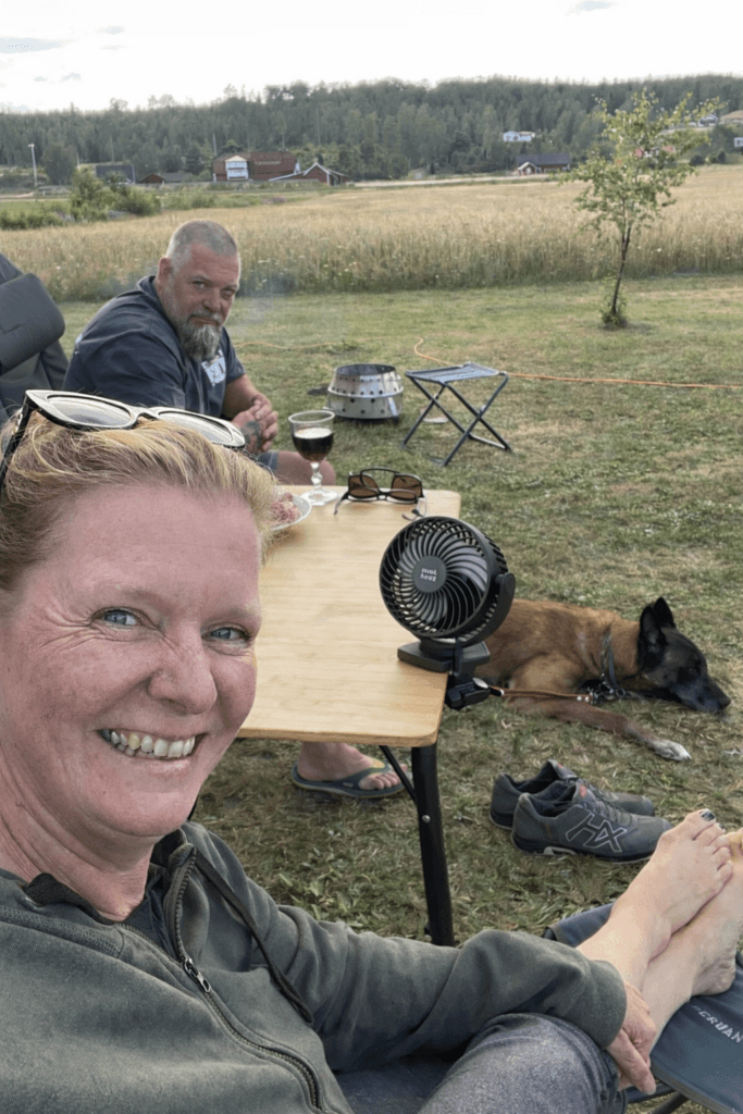 Mückenschutz beim Campen mit Ventilator am Tisch vor Wohnmobil auf ruhigem Vanlife Camping Stellplatz