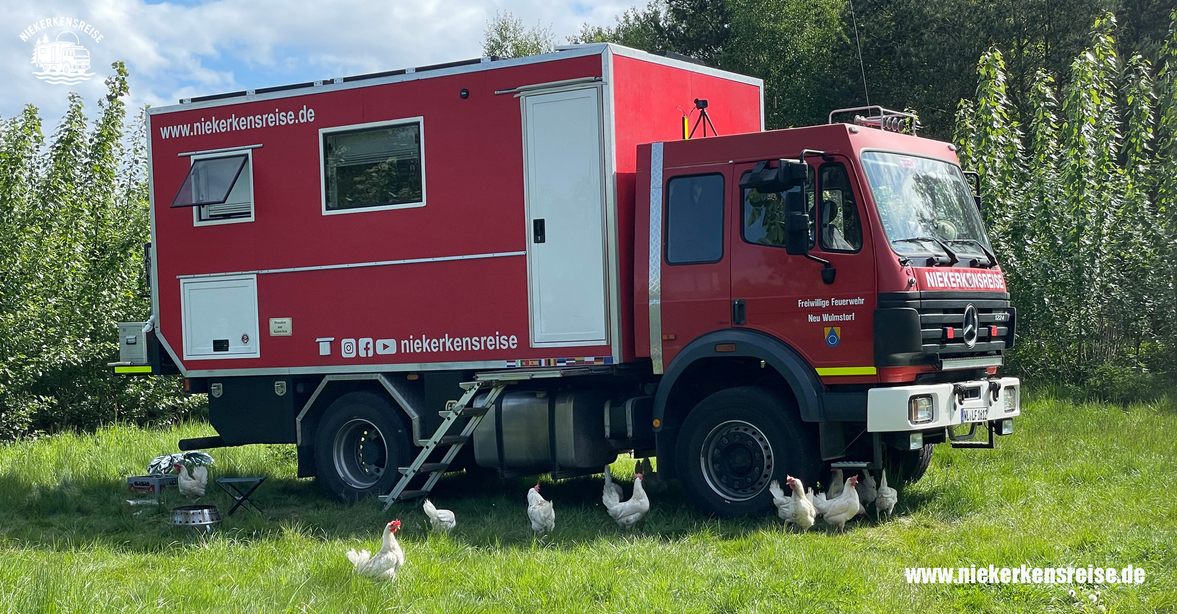 Feuerwehr LKW als Wohnmobil auf festem Stellplatz mit Hühnern – Leben im Wohnmobil mit festem Job