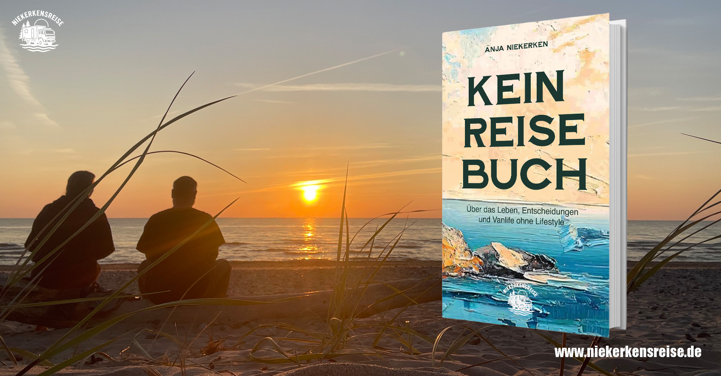 Kein Reisebuch von Anja Niekerken Buchcover „Kein Reisebuch“ von Anja Niekerken vor Sonnenuntergang am Strand mit zwei Personen im Hintergrund