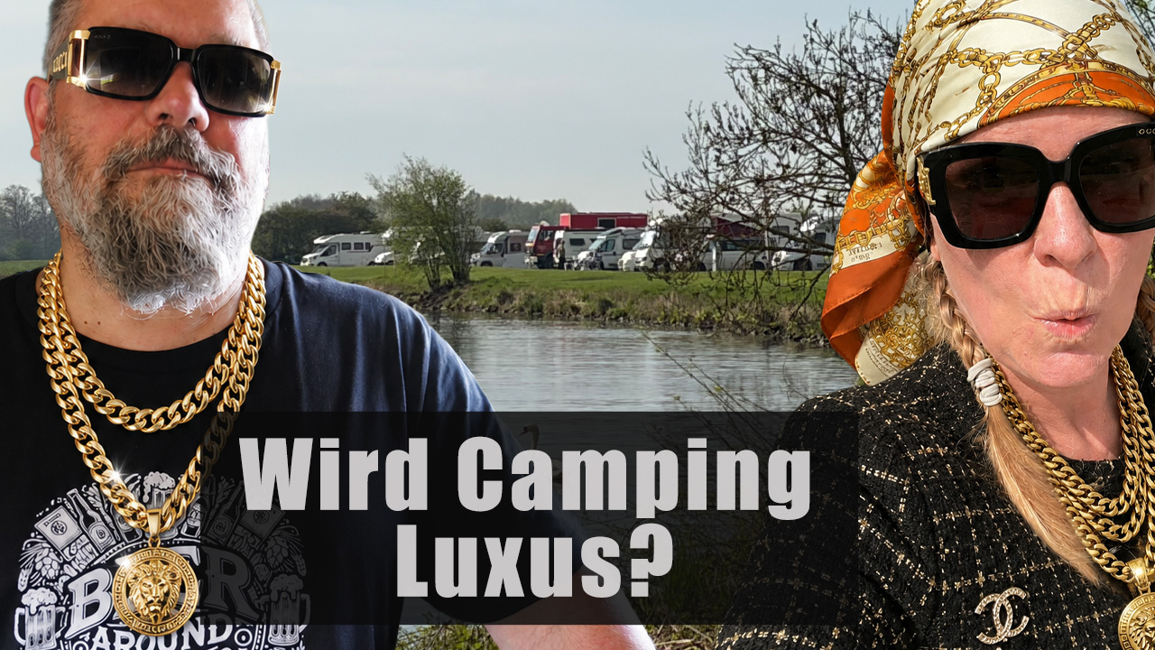 Thumbnail zum Video „Wird Camping Luxus?“ mit Anja und Lars im Rapper- und Luxuslook vor einem Wohnmobilstellplatz am Wasser.