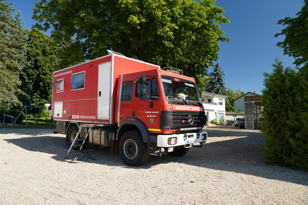 Zum Wohnmobil umgebauter Feuerwehr-LKW. Der Benz von Niekerkensreise in Berlin.