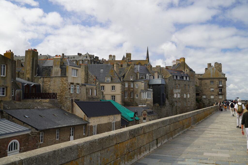Historische Altstadt von Saint-Malo mit bretonischen Steinhäusern und Stadtmauer, Ziel unserer mautfreien Wohnmobilreise in die Bretagne.