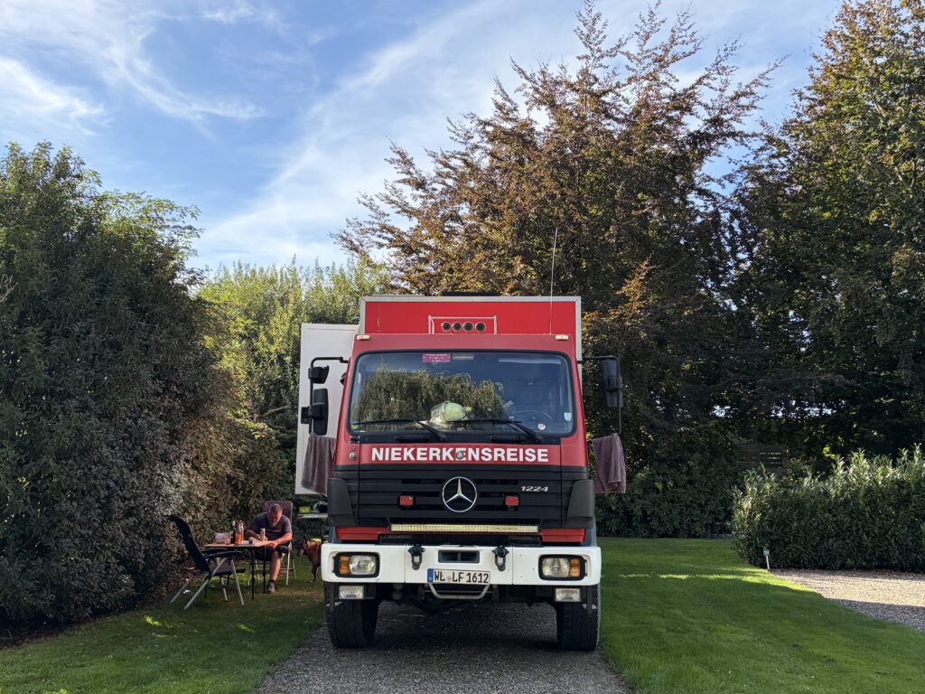 Roter Mercedes-Benz 1224 von Niekerkensreise auf dem Camperplaats Kessel-Eik in Kessel, erste Etappe der mautfreien Route nach Saint-Malo.