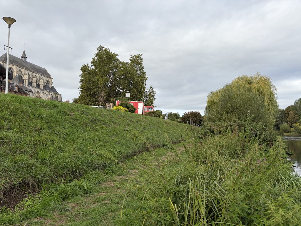 Roter Mercedes-Benz 1224 von Niekerkensreise auf dem Stellplatz in Pont-de-l’Arche an der Seine, Zwischenstopp der mautfreien Route durch Frankreich.