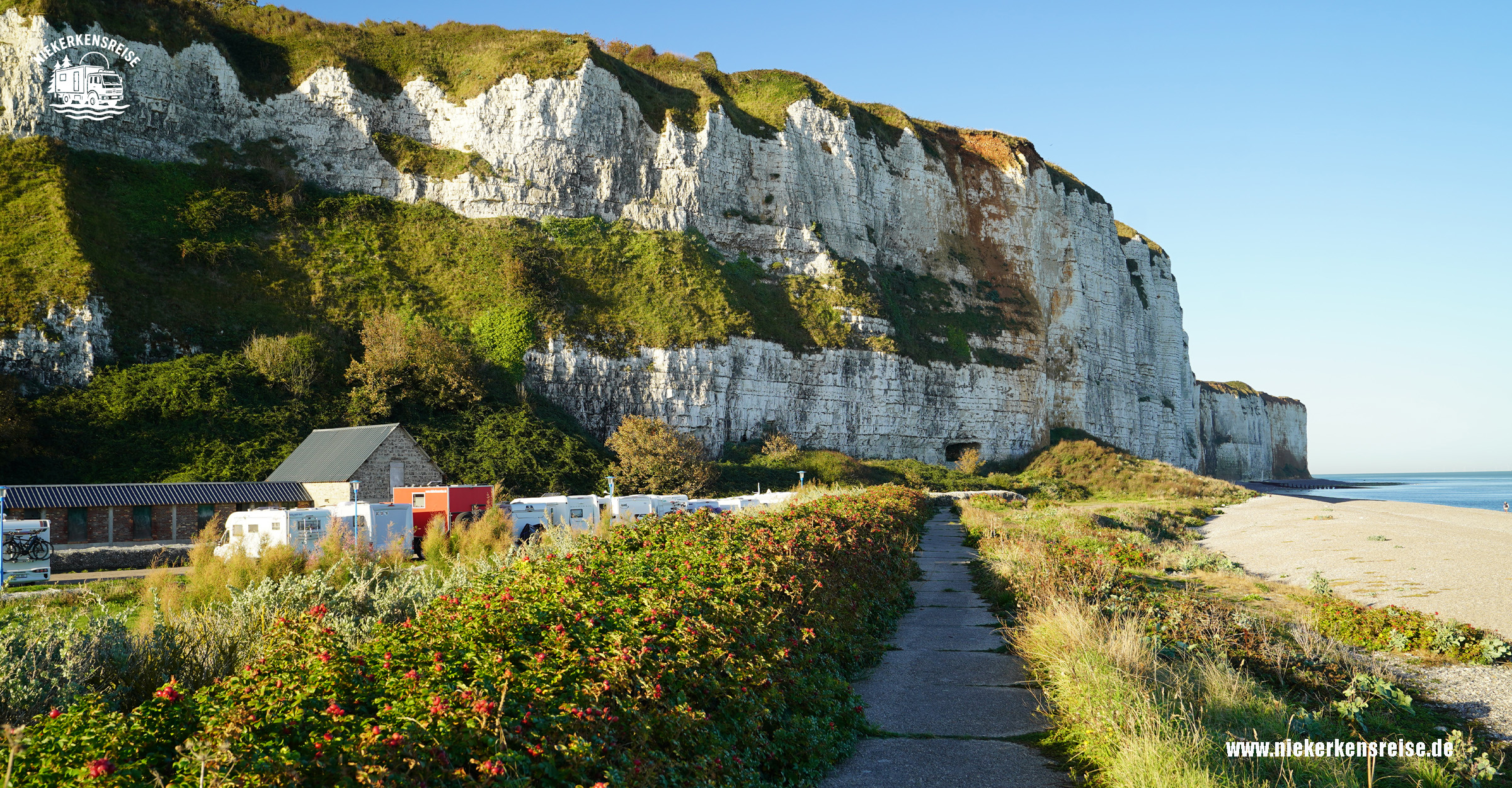 Wohnmobilstellplatz Saint-Valery-en-Caux in der Normandie direkt am Kiesstrand unter den imposanten weißen Kreidefelsen der Alabasterküste.