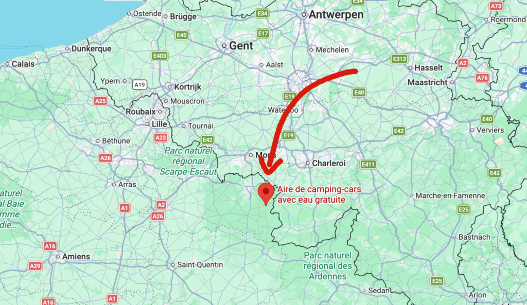Karte mit Standort des kostenlosen Wohnmobilstellplatzes Solre-le-Château in Nordfrankreich nahe der belgischen Grenze. Ein roter Pfeil markiert die Lage südlich von Mons und Charleroi.