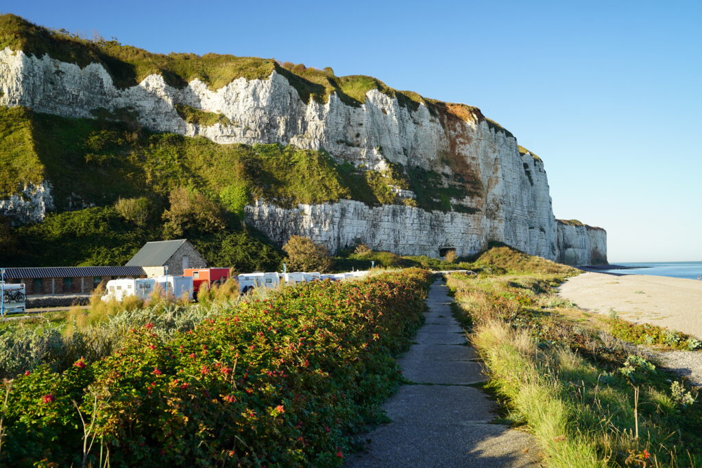 Wohnmobilstellplatz direkt an den Kreidefelsen und am Meer in Saint-Valery-en-Caux in der Normandie.