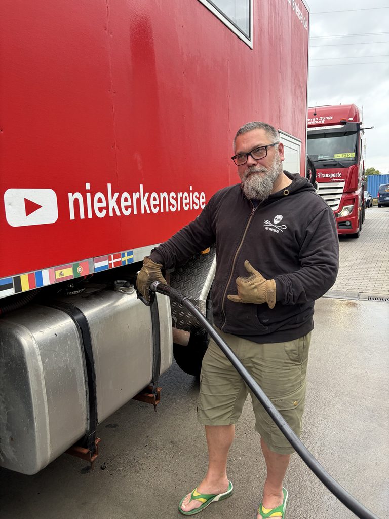 Lars tankt unseren Mercedes-Benz 1224 während der Frankreich-Reise – Diesel war der größte Kostenfaktor unseres XXL-Wohnmobils.