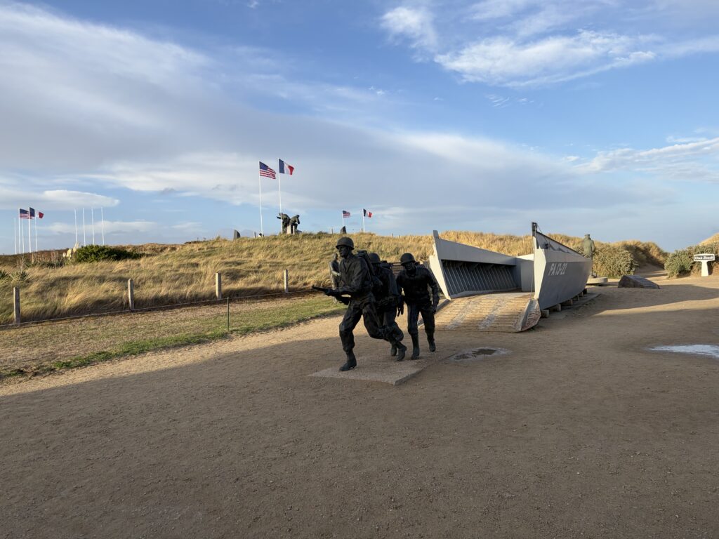 D-Day-Denkmal am Utah Beach mit Landungsboot und Soldatenfiguren während unserer Wohnmobilreise durch die Normandie.