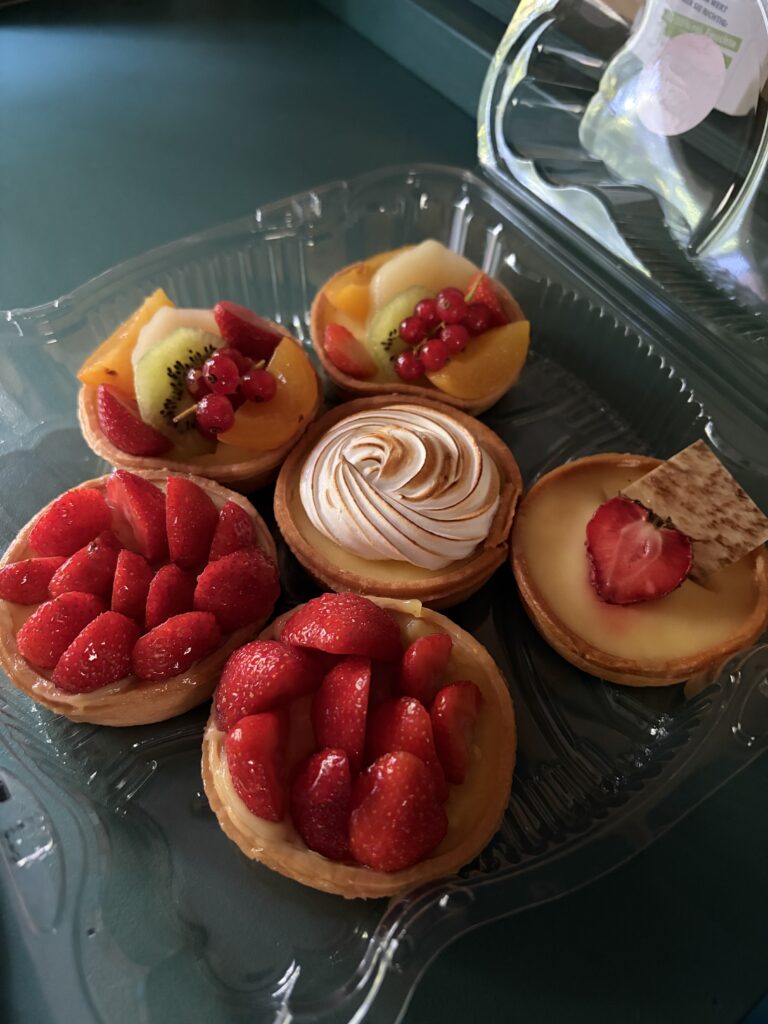 Französische Tartelettes mit Erdbeeren, Obst und Baiser während unserer vierwöchigen Wohnmobilreise durch Frankreich.