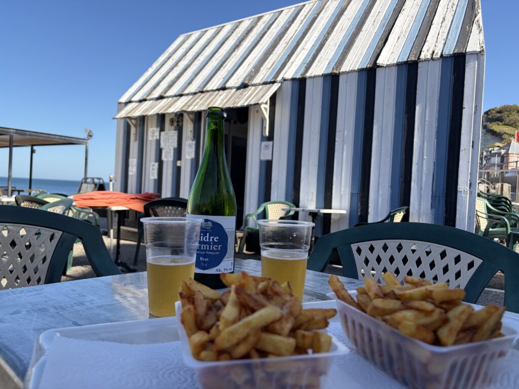 Pommes und normannischer Cidre direkt am Meer in Yport während unserer Wohnmobilreise durch die Normandie.