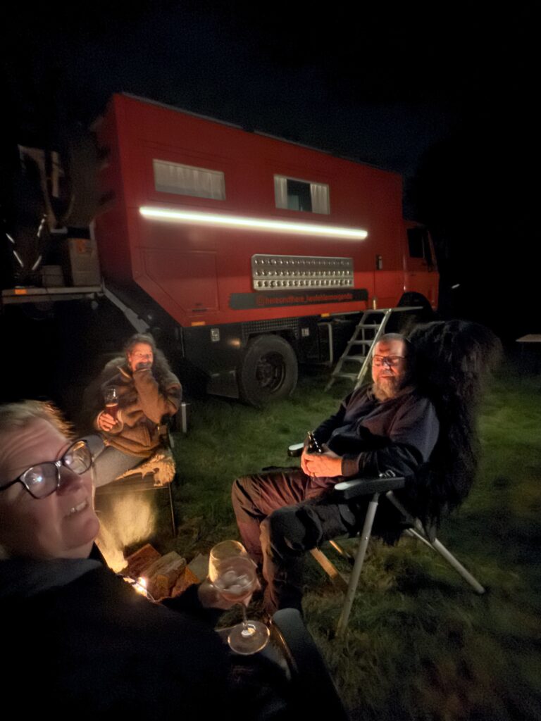 Gemütlicher Abend am Lagerfeuer mit Katrin, Andre und Niekerkensreise vor dem rot ausgebauten Mercedes 1222 „Otto“, einem ehemaligen Feuerwehr-LKW.