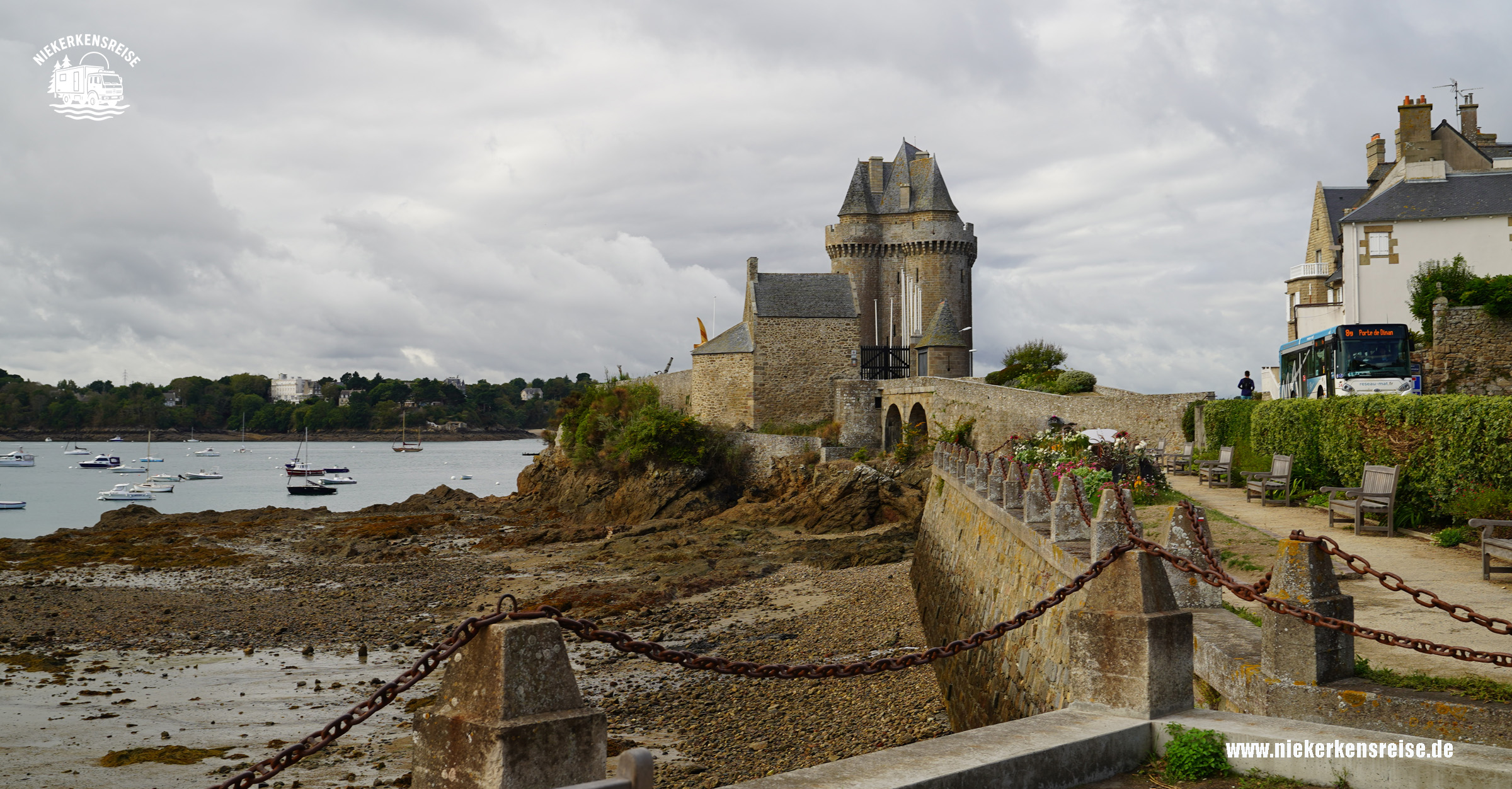 Historischer Wehrturm Tour Solidor in Saint-Servan bei Saint-Malo in der Bretagne. Blick auf die steinige Küste bei Ebbe, Segelboote und die Uferpromenade.