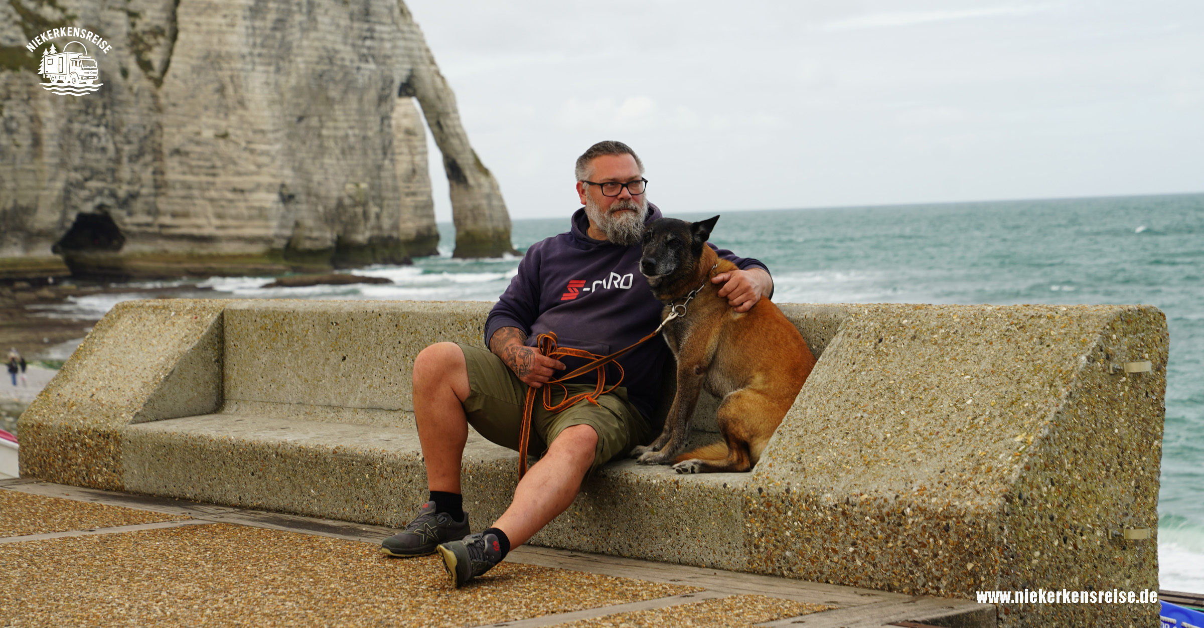 Frankreich-Wohnmobil-Kosten-Etretat-Normandie Lars mit Hund Elvis an der Steilküste von Étretat in der Normandie während unserer Frankreich-Reise mit dem Wohnmobil.